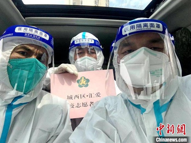 图为程旭明(左)贾春宁(中)马爱华(右)三人合照